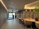 グランドシティタワー月島 間接照明で落ち着いた雰囲気のロビーラウンジ