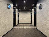 グランドシティタワー月島 エレベーターホールから見たモダンな共用廊下の様子