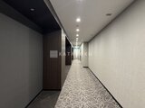 グランドシティタワー月島 落ち着いた色合いでまとめた共用廊下