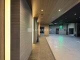 グランドシティタワー月島 モダンな壁面と間接照明が印象的なエレベーターホール