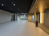 グランドシティタワー月島 モダンな照明と木目調が映えるロビーラウンジの空間