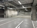 グランドシティタワー月島 駐車場の広大な空間に白いラインが引かれた様子