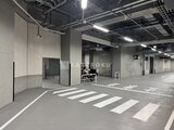 グランドシティタワー月島 開放的な地下駐車場の通路と横断歩道の様子