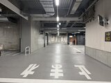 グランドシティタワー月島 駅構内の広い通路に白い案内表示が記された様子