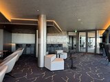 グランドシティタワー月島 モダンな照明と幾何学模様のカーペットが特徴のロビーラウンジ
