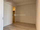 グランドシティタワー月島 白色の引戸が印象的な、落ち着いた色合いの洋室