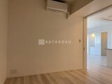 グランドシティタワー月島 エアコン付きの明るい洋室から隣室への開放的な空間