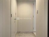 グランドシティタワー月島 明るい色合いの壁面に囲まれたシャワーブース内部の様子