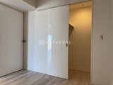 グランドシティタワー月島 明るい光が入るベッドルームとウォークインクローゼット