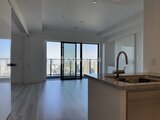 グランドシティタワー月島 大窓から都市景観を望むモダンなリビングダイニングキッチン