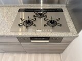 グランドシティタワー月島 グレー天板のガスコンロと広めのキッチンカウンター