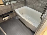 グランドシティタワー月島 木目調パネルと暗色床が落ち着いた印象のバスルーム