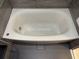 グランドシティタワー月島 落ち着いた色調の浴室に設置された白い浴槽