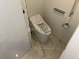 グランドシティタワー月島 温白色系でまとめた落ち着いたトイレ空間