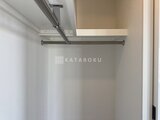 グランドシティタワー月島 落ち着いた色合いのウォークインクローゼット内部