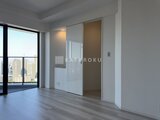 グランドシティタワー月島 窓からの採光が心地よい、開放的なリビングダイニング空間