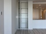 グランドシティタワー月島 収納たっぷりの壁面クローゼットと開放的なリビングダイニング
