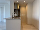 グランドシティタワー月島 対面キッチンから奥の廊下へつながる開放的な空間