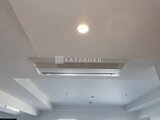 グランドシティタワー月島 天井埋込エアコンと照明が設置された明るいリビング天井