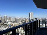 グランドシティタワー月島 高層階からの開放的な都市景観を望むバルコニー