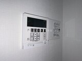 グランドシティタワー月島 白を基調とした壁に設置された給湯器のコントロールパネル