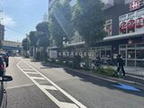 パークフラッツ学芸大学 駅前商店街の緑が映える通り沿いの建物外観