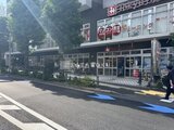パークフラッツ学芸大学 周辺の商業施設が立ち並ぶ街並みから見た建物外観