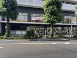パークフラッツ学芸大学 緑に囲まれた商業施設の開放的なファサード