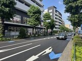 パークフラッツ学芸大学 街路樹に囲まれた落ち着いた街並みから見た建物外観