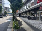 パークフラッツ学芸大学 商業施設が立ち並ぶ街角から見た建物の外観と周辺環境