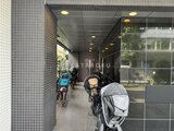 パークフラッツ学芸大学 自転車が複数台置かれたモダンな印象の共用通路