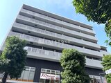 パークフラッツ学芸大学 緑に囲まれた開放的な印象のマンション外観