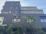 パークフラッツ学芸大学 深色タイルとガラス張りの落ち着いた印象の建物外観