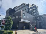 パークフラッツ学芸大学 モダンな外観の建物と前面道路から見た駅近物件の全景