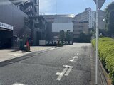 パークフラッツ学芸大学 駐車場入口から見た建物とエントランスの様子