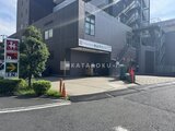 パークフラッツ学芸大学 前面道路から見た駐車場入口のある建物外観