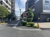 パークフラッツ学芸大学 商業施設や駐車場に隣接する開放的な前面道路から見た建物外観