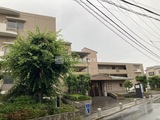 HF馬込レジデンス 緑に囲まれた落ち着いた印象の建物外観と敷地の様子