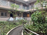 HF馬込レジデンス 緑に囲まれた共用庭園と建物外観の様子