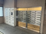 HF馬込レジデンス 複数の宅配ボックスと郵便受けが備わった共用部の様子