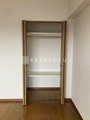 HF馬込レジデンス 木製建具の開き戸クローゼットと可動棚が備わった収納スペース