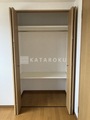 HF馬込レジデンス 木製建具の開放的なクローゼット、棚板2段とハンガーパイプ備付