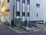 ドゥーエ参宮橋 建物側面から見た駐輪場と玄関周りの様子