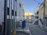 ドゥーエ参宮橋 前面道路から見た建物の外観と周辺街並みの様子