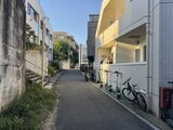 ドゥーエ参宮橋 住宅が立ち並ぶ路地から見た建物と周辺街並みの様子