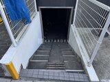 ドゥーエ参宮橋 白い壁面と金属フェンスに囲まれた階段状の地下入口