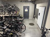 ドゥーエ参宮橋 複数の自転車が整然と駐輪できるコンクリート床の駐輪場