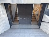 ドゥーエ参宮橋 落ち着いた色合いのタイル張りエントランスホール