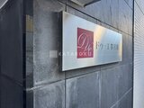 ドゥーエ参宮橋 モダンな石調の壁面に設置された建物サイン