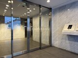ドゥーエ参宮橋 大理石調タイルと鏡張りのモダンなエントランスホール